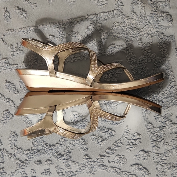 !!CLOSET CLEAR OUT - LAST CHANCE!!Sandals, Sz 7.5, Silver - Picture 4 of 9